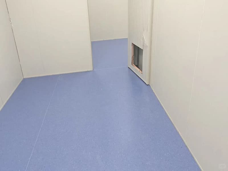Seamless heat welded vinyl sheet flooring corner in a clean room laboratory environment